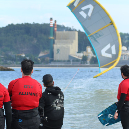 Un curso completo de kitesurf en Galicia para grupos